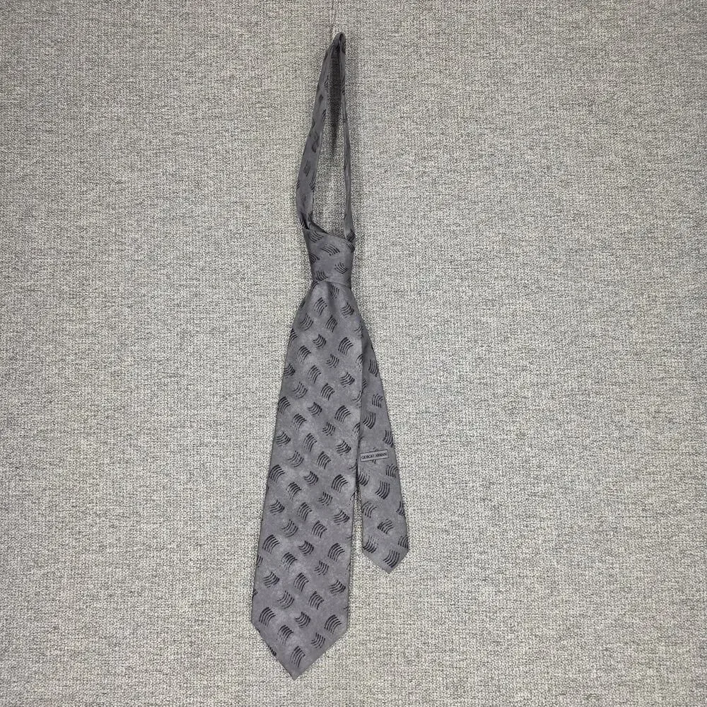 ARMANI COLLEZIONI MEN'S DESIGNER SILK TIE – GRAY WAVED PATTERN – 4” WIDTH